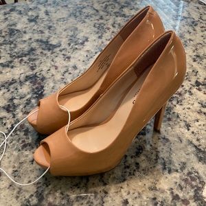 BRAND NEW SZ 8.5 GUESS DRESS HEEL.  PINKISH COLOR
